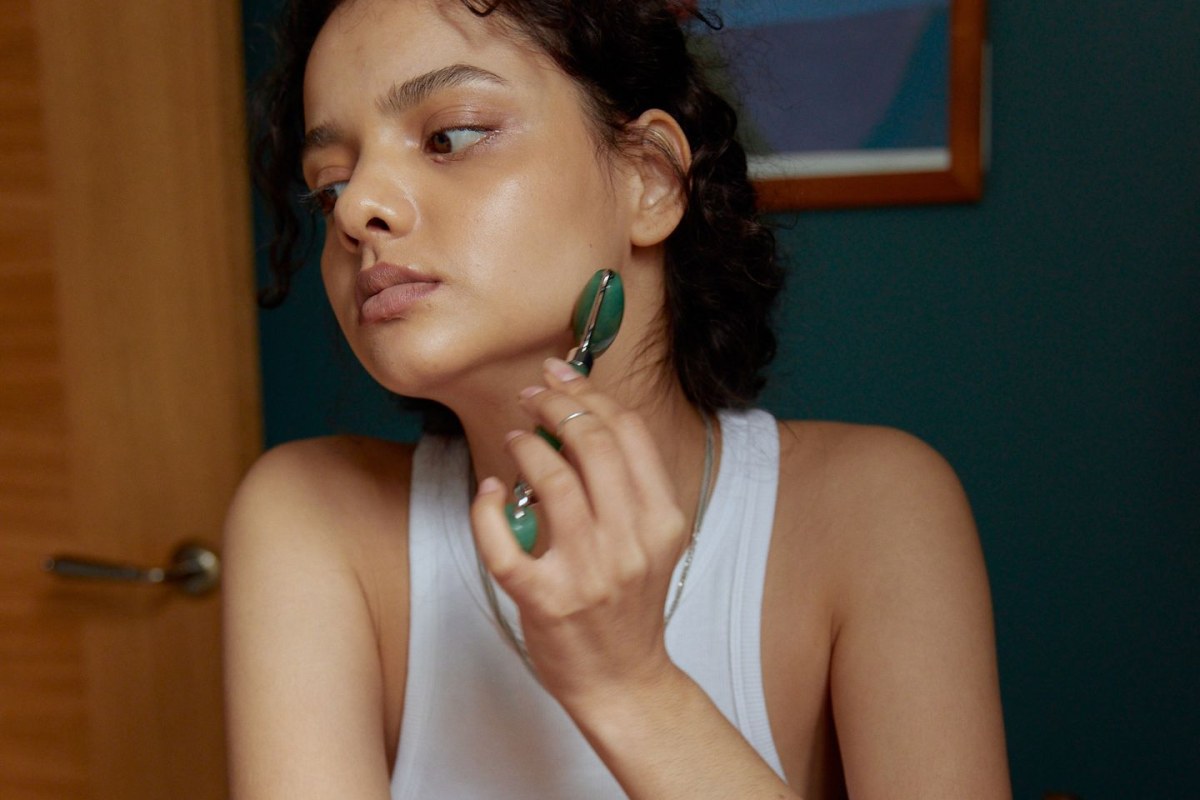 স্কিনকেয়ার ও মেকআপের সাজানো ছবি